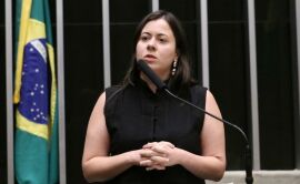Imagem da notícia Comissão aprova projeto que pune gestor que não pagar piso salarial de professores
